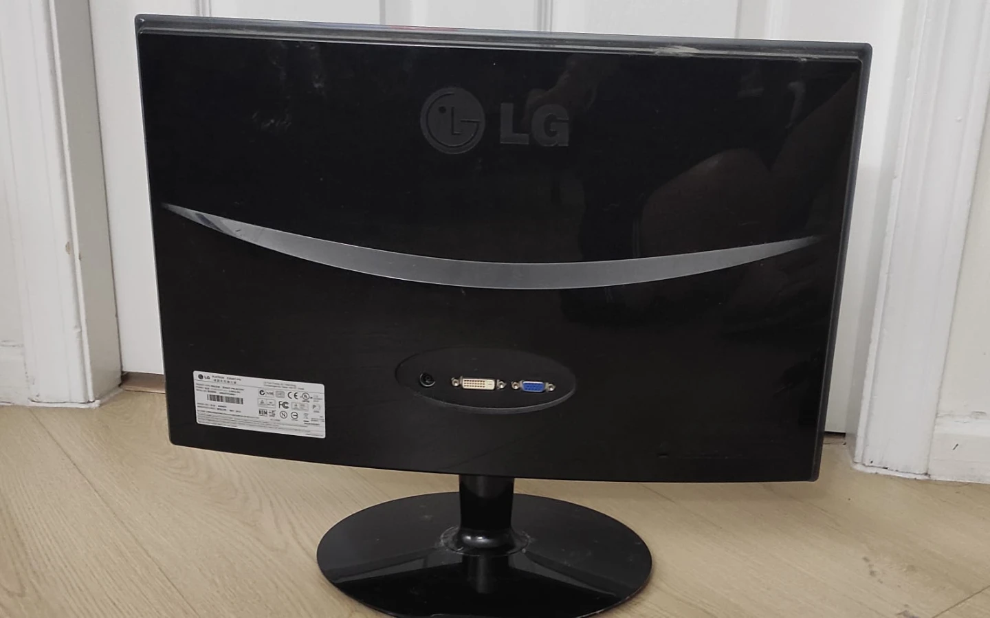 LG Flatron E2040T Monitor - photo 2