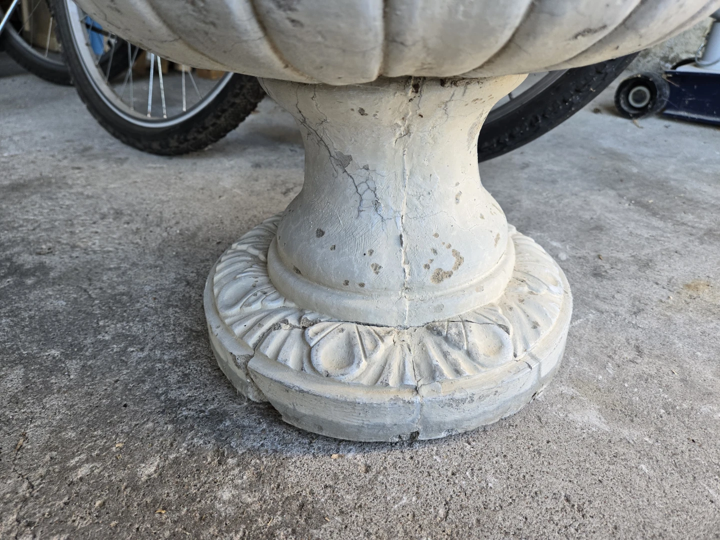 🪴 Large Concrete Urn Planter - photo 3