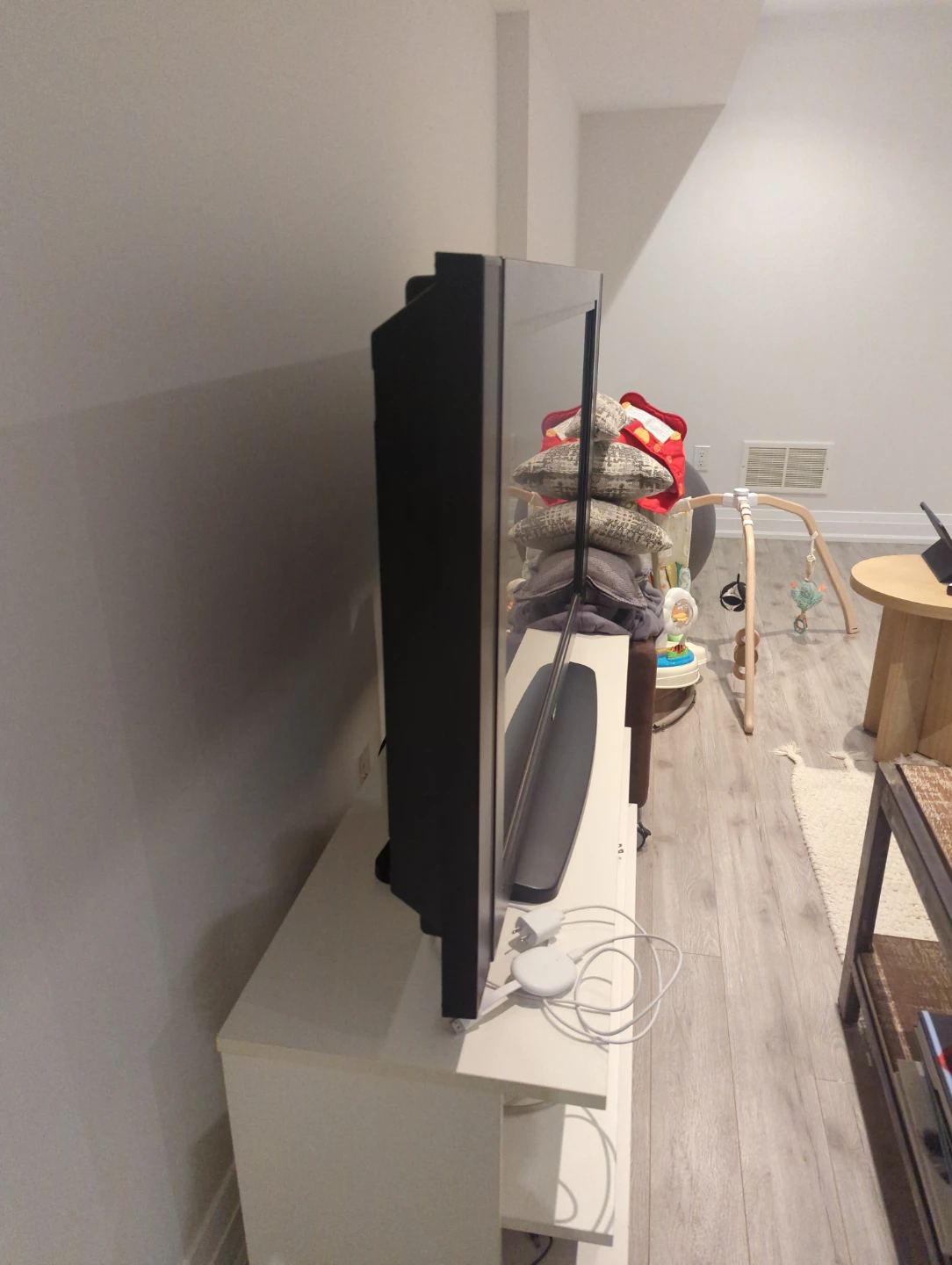 Soyo 32 inch flat screen TV - photo 2