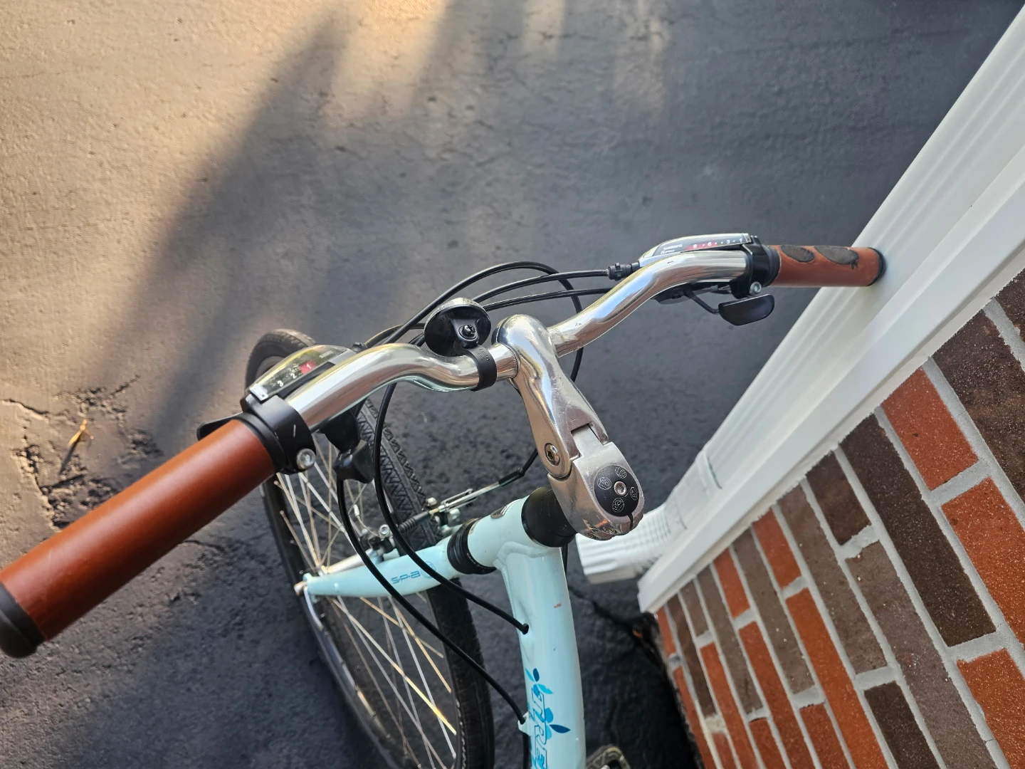 light blue Trek 7300 WSD hybrid comfort bicycle. - photo 3
