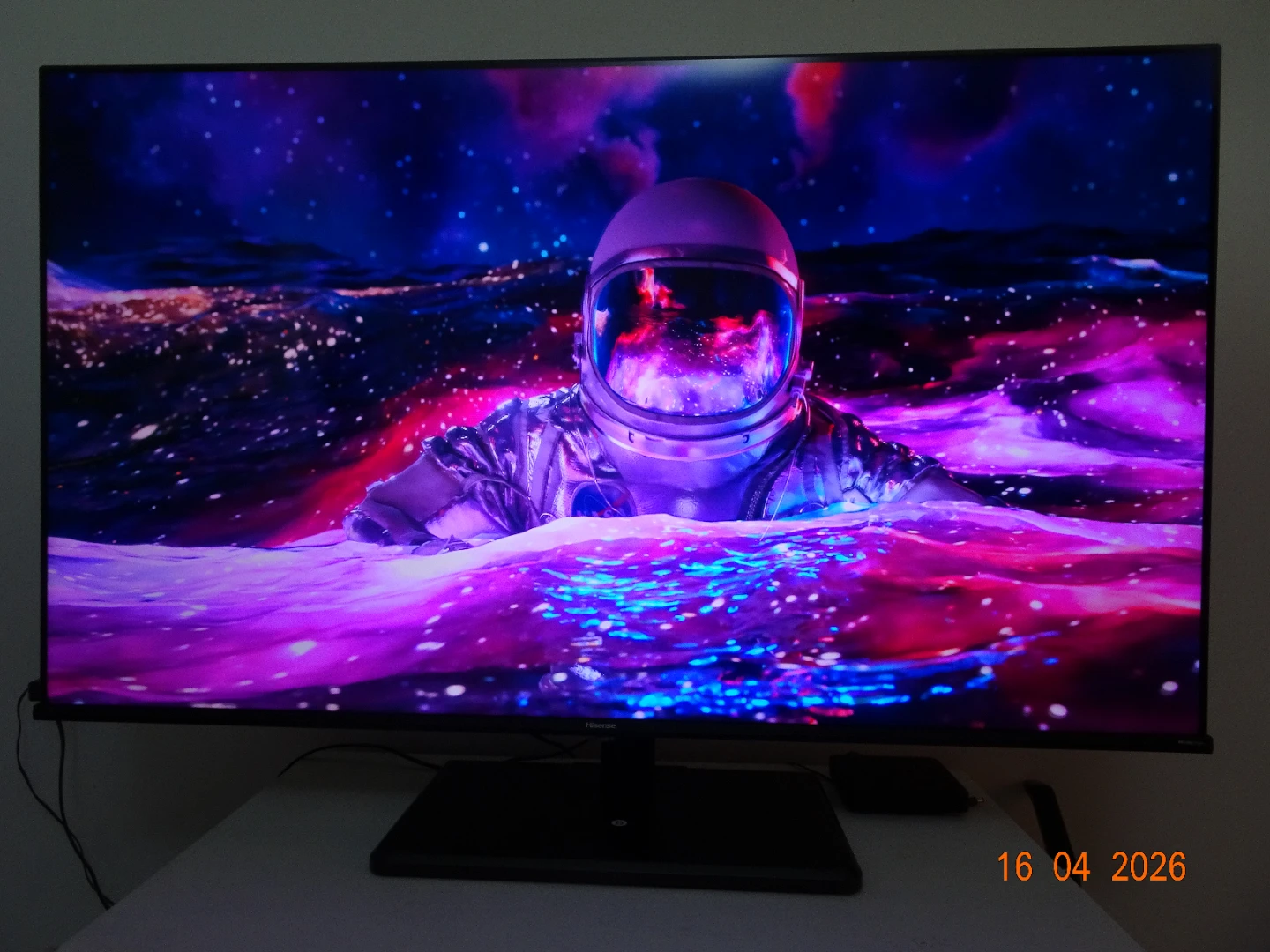 Hisense 50" QLED 4K Smart TV + ONN Adjustable Base