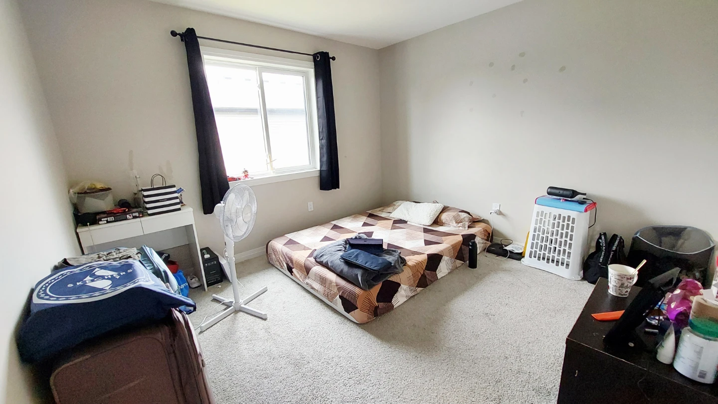 Sharing room for rent near fairway station