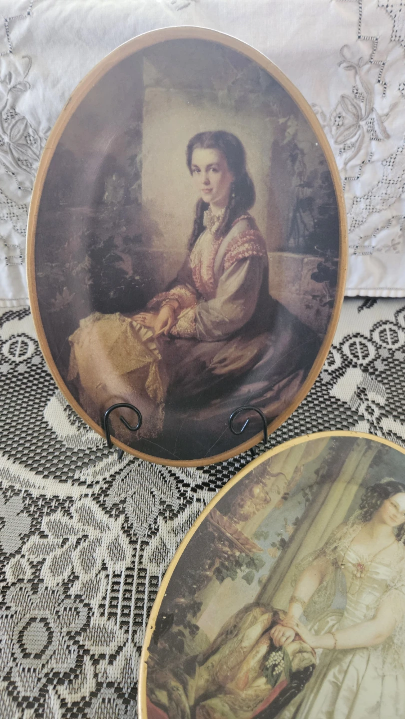 Pair of mid-century ceramic portrait plaques💜 - photo 2