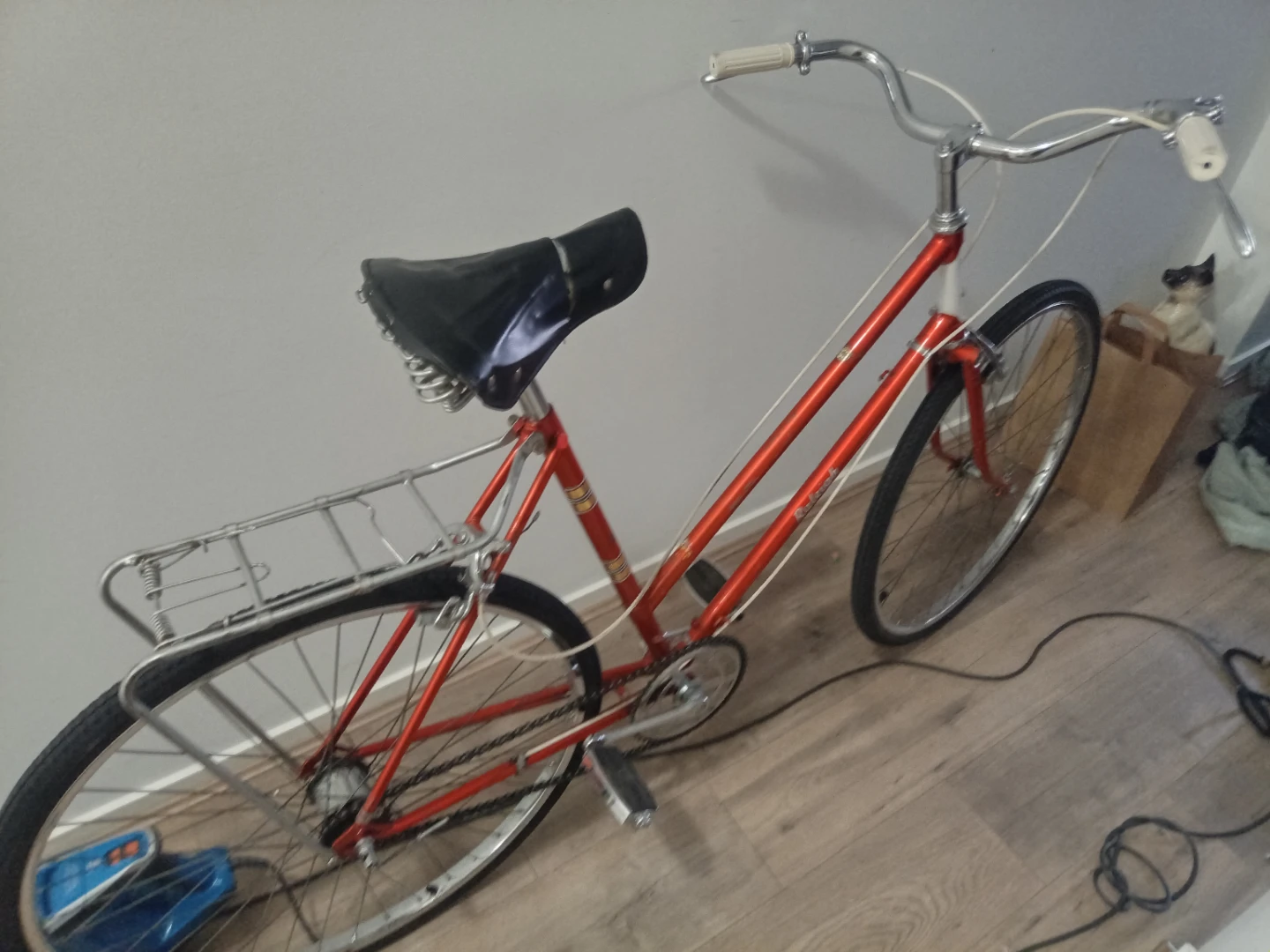 Red Raleigh Women's Bicycle - photo 2