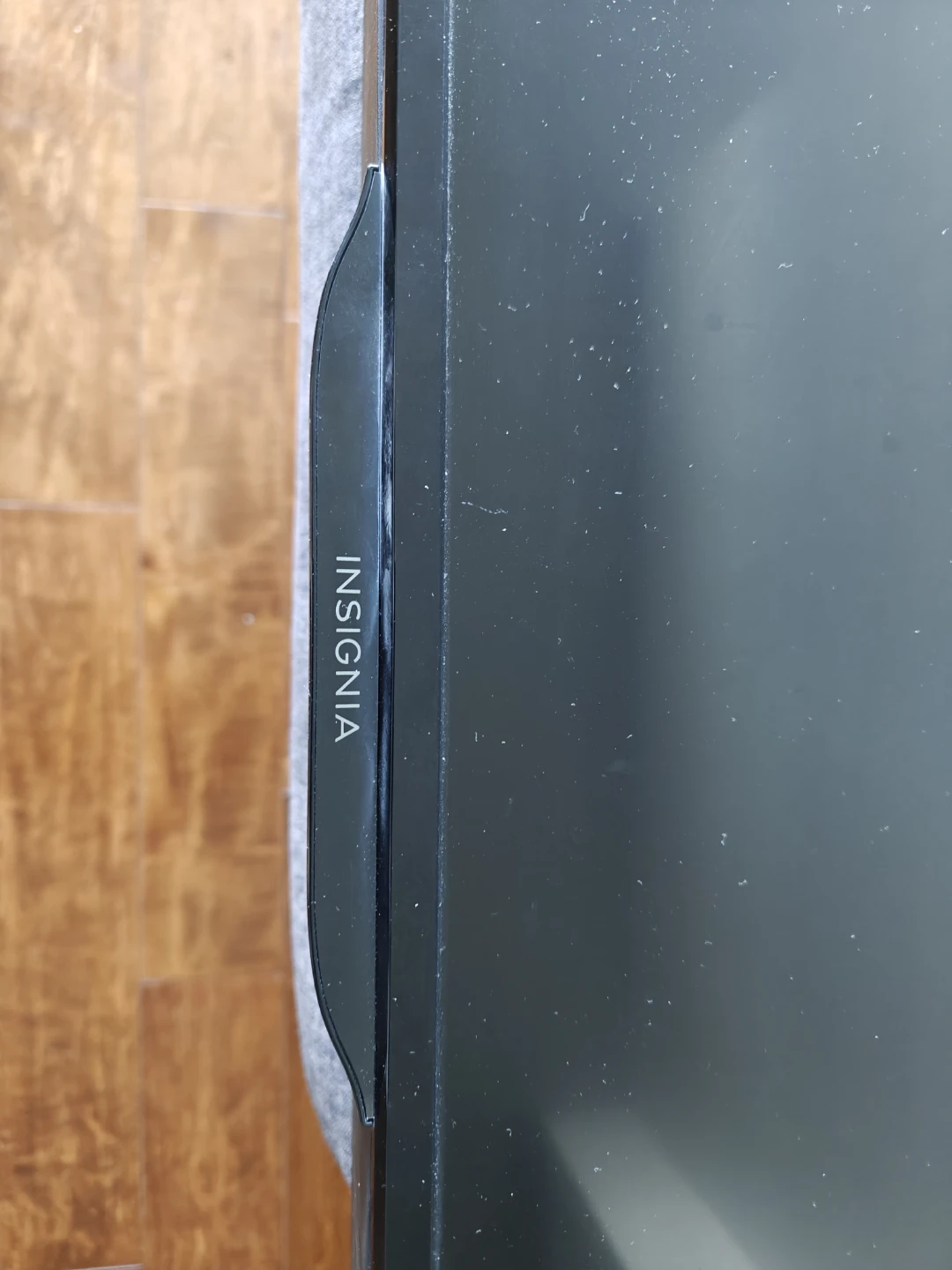 Insignia 39" Roku TV - photo 2