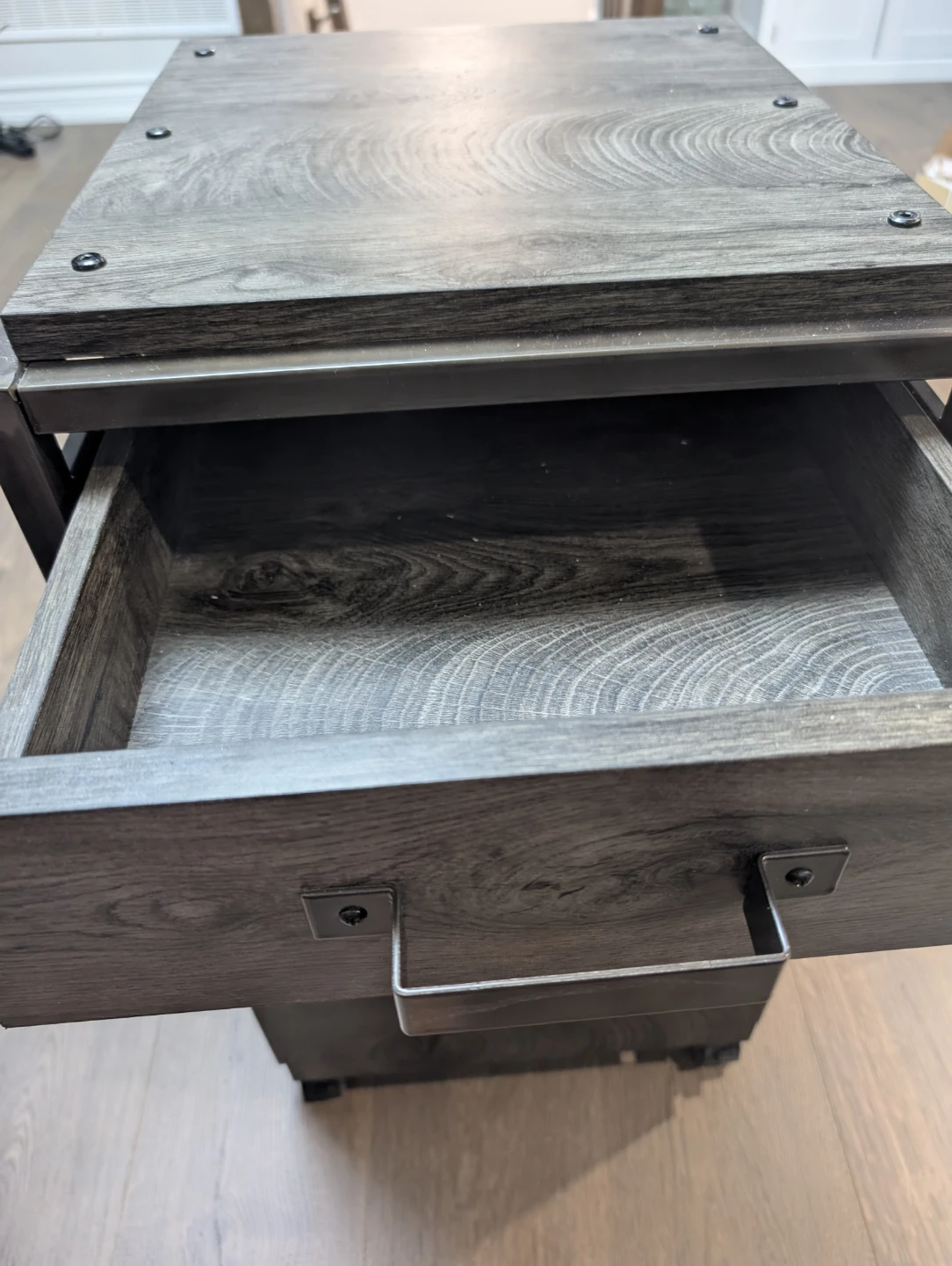 Stunning wood side table with wheels - photo 2