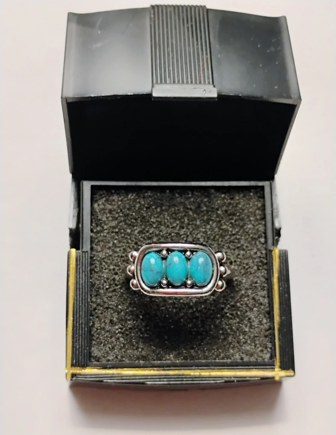 AVON VINTAGE RING (FAUX TURQUOISE AND SILVER 3-STONE)