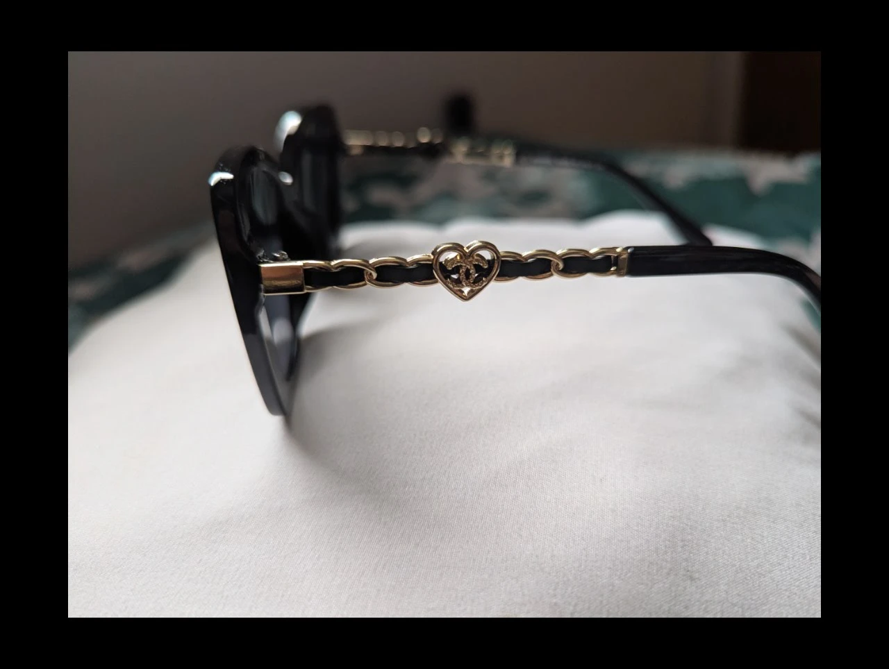CHANEL Black Cat-Eye Sunglasses with Gold Chain Detail - photo 5