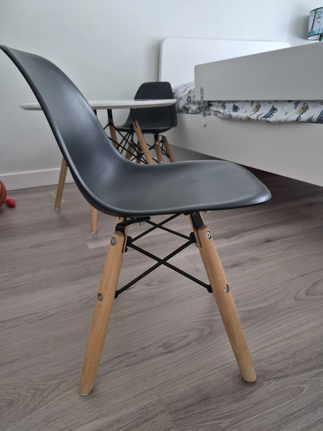 Kids table with 2 chairs - photo 5