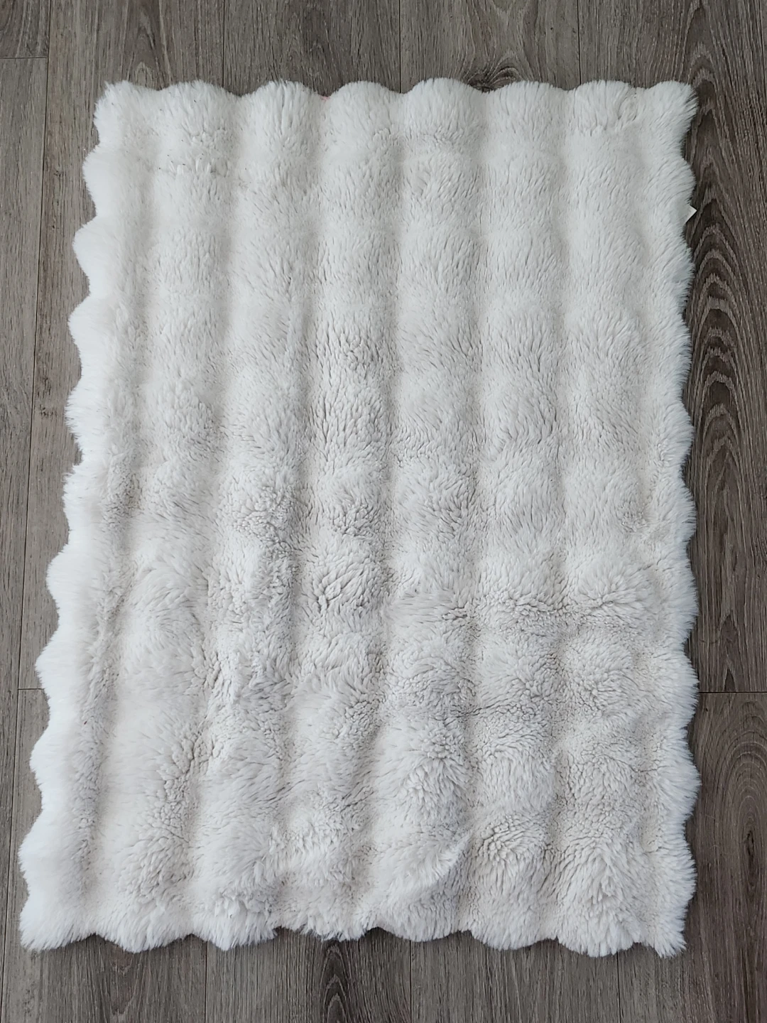 White faux fur rug with scalloped edges