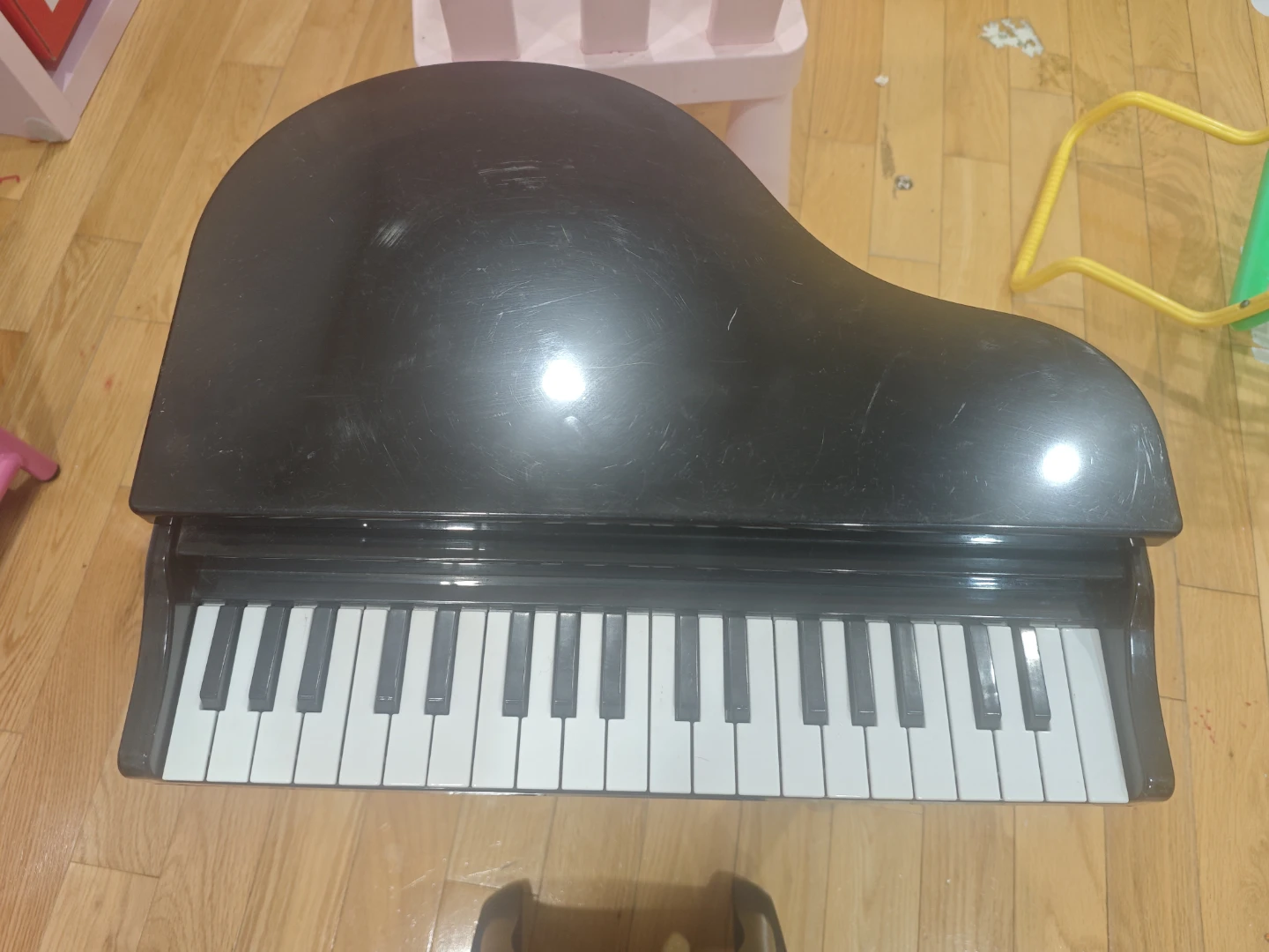 Black toy grand piano with stool - photo 2