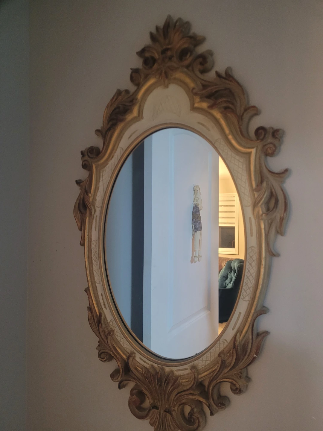 Oval elegant mirror