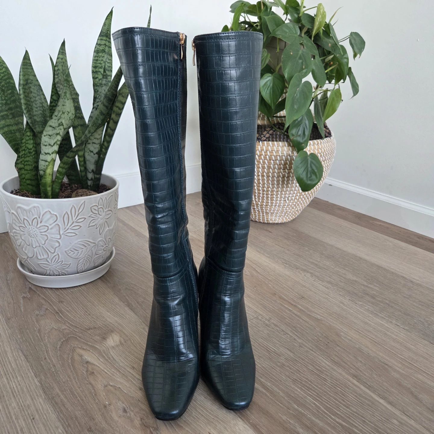 Women's Knee-High Boots Green Croc Embossed Size 8 - photo 4