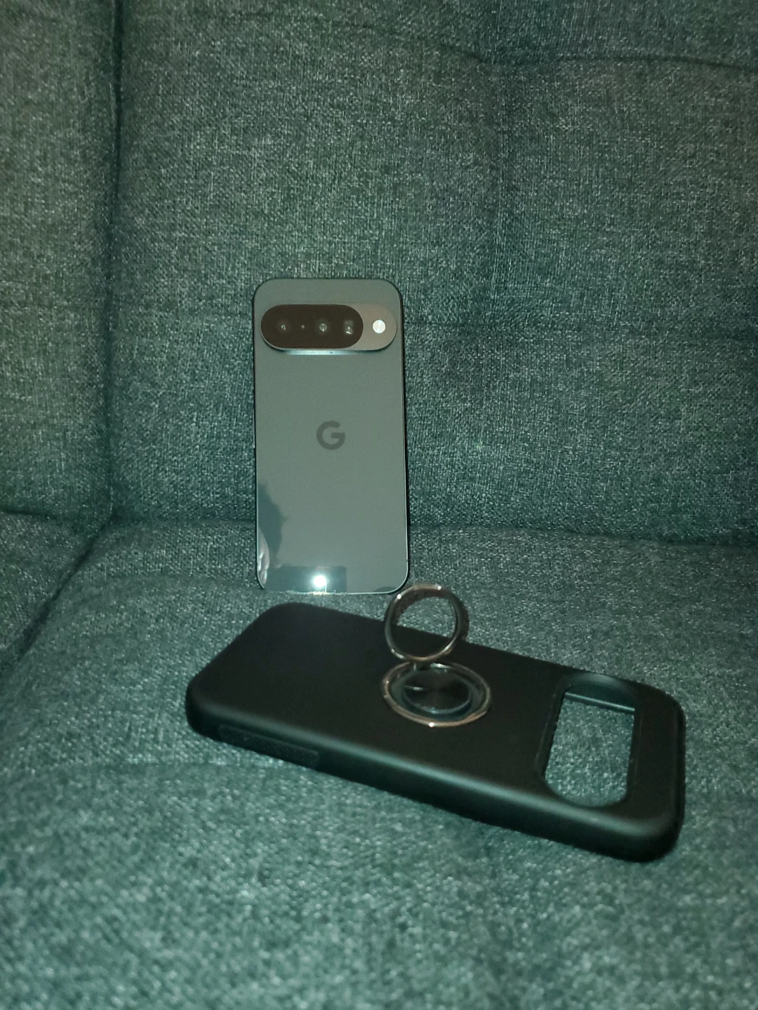Google Pixel 10 128GB and protective case - photo 2