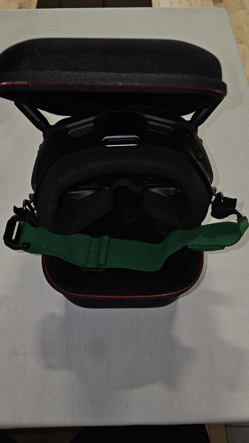 DJI FPV Goggles V2 with Case and Battery - photo 2