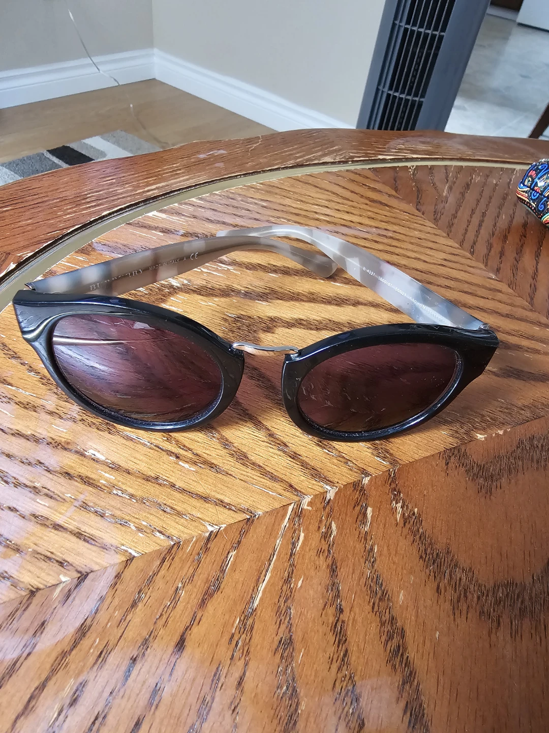 Burberry B4227 Round Sunglasses in great condition - photo 2