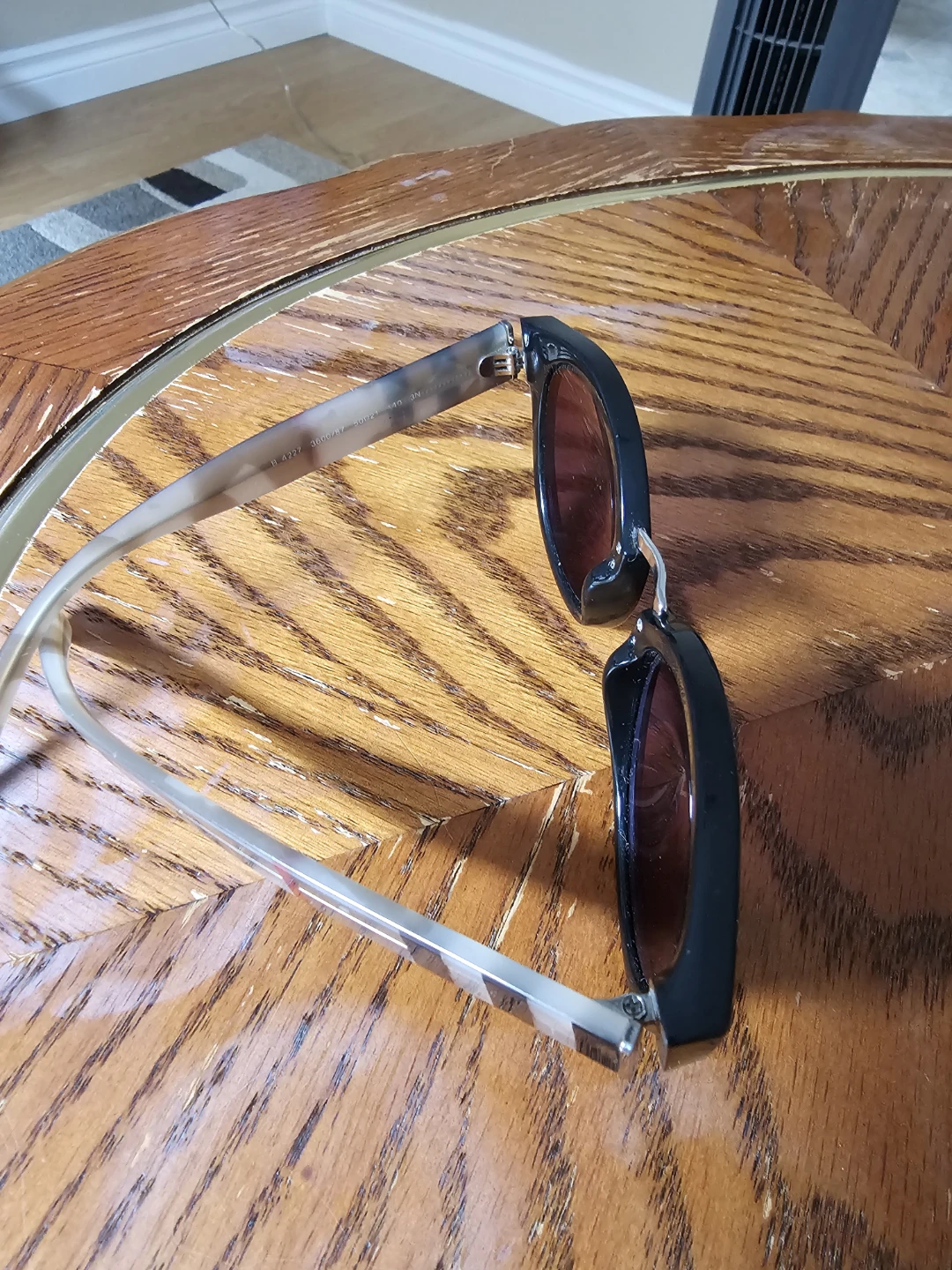 Burberry B4227 Round Sunglasses in great condition - photo 5