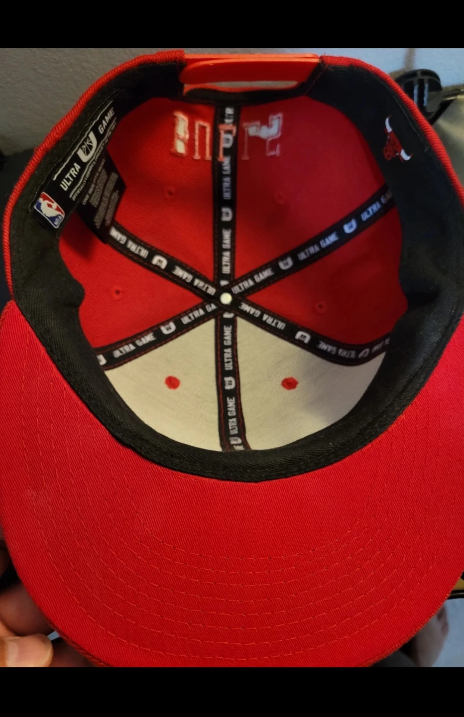 Chicago Bulls red snapback hat. Very lightly used. - photo 3