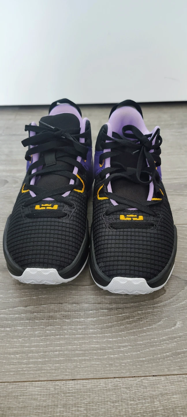 Nike Lebron Witness 5 Basketball Shoes size 6