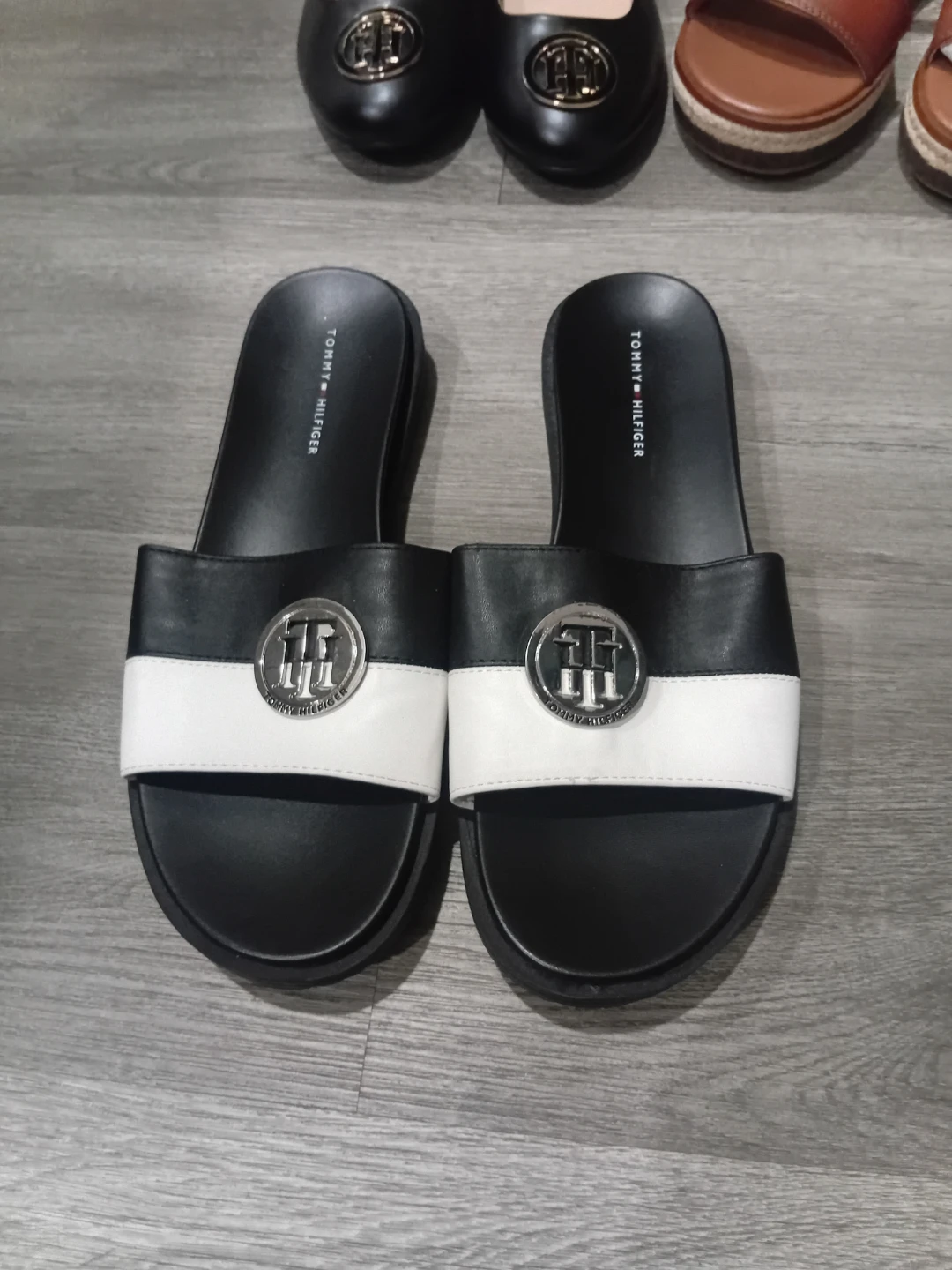 Tongs Tommy Hilfiger noires et blanches