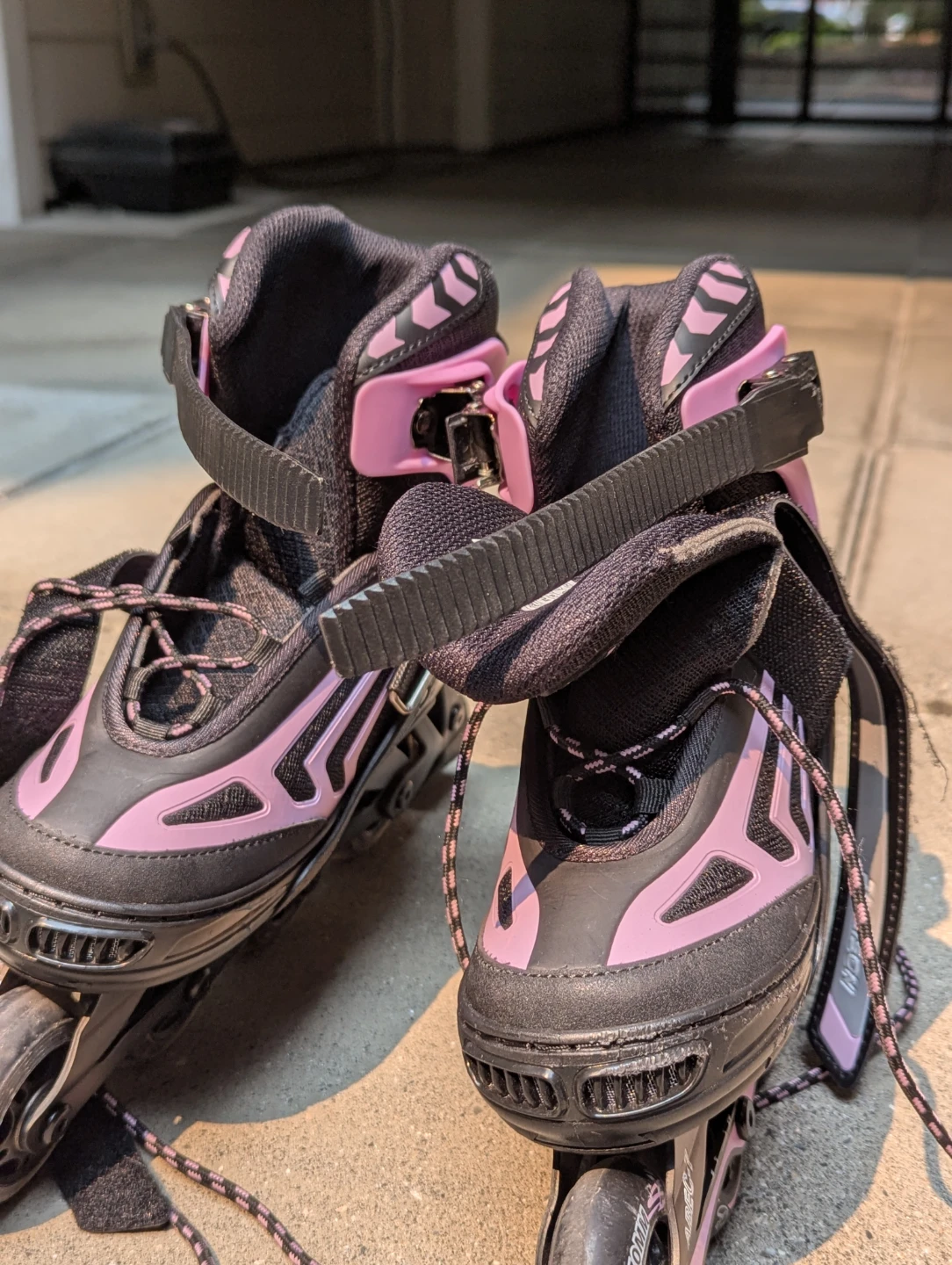 Girls inline adjustable rollerblades with pads  - like new - photo 2