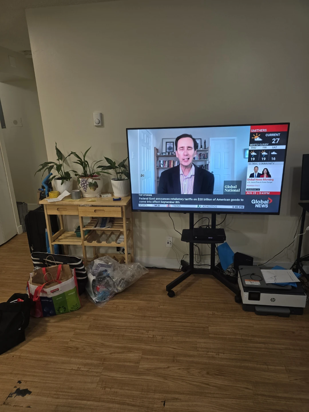 Roling TV Stand with Wheels with power outlet