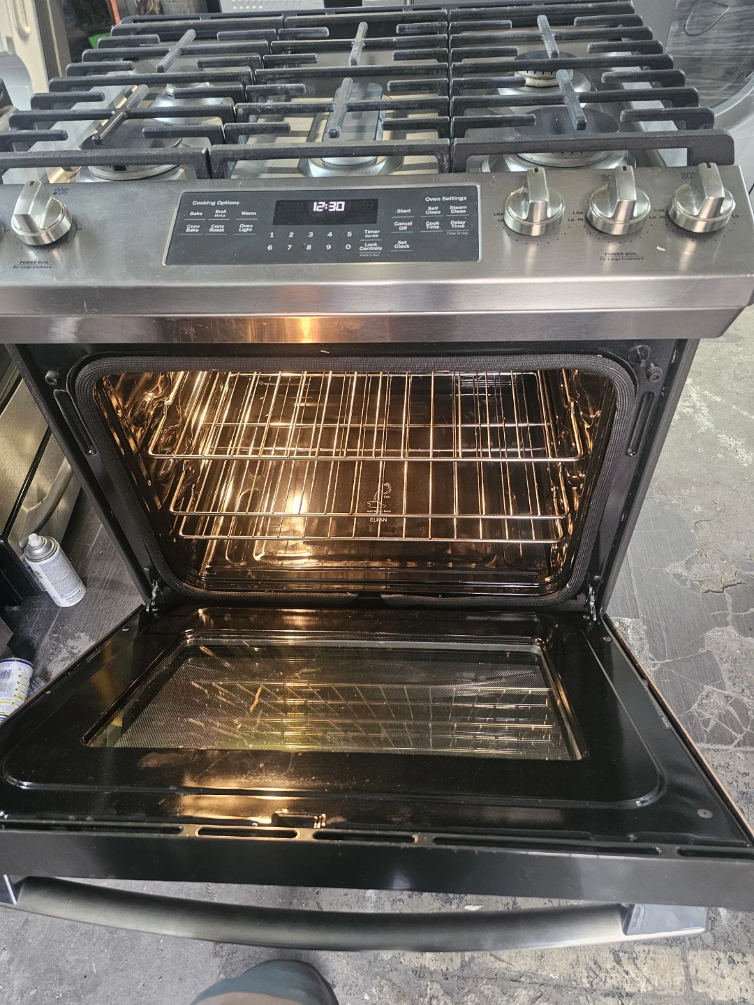 GE profile 30in Stainless steel gas stove - photo 2
