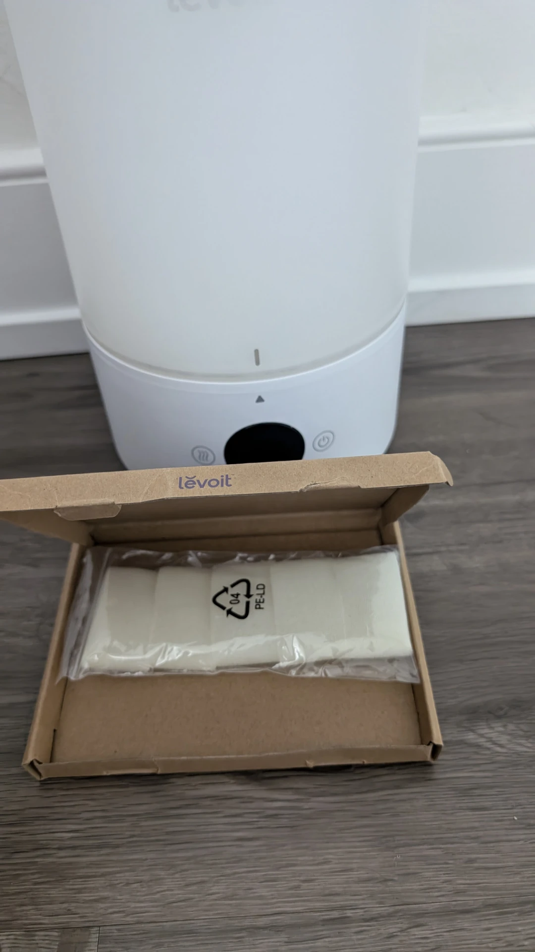 Levoit Humidifier with 5 new filter sponges/50$ OBO - photo 3