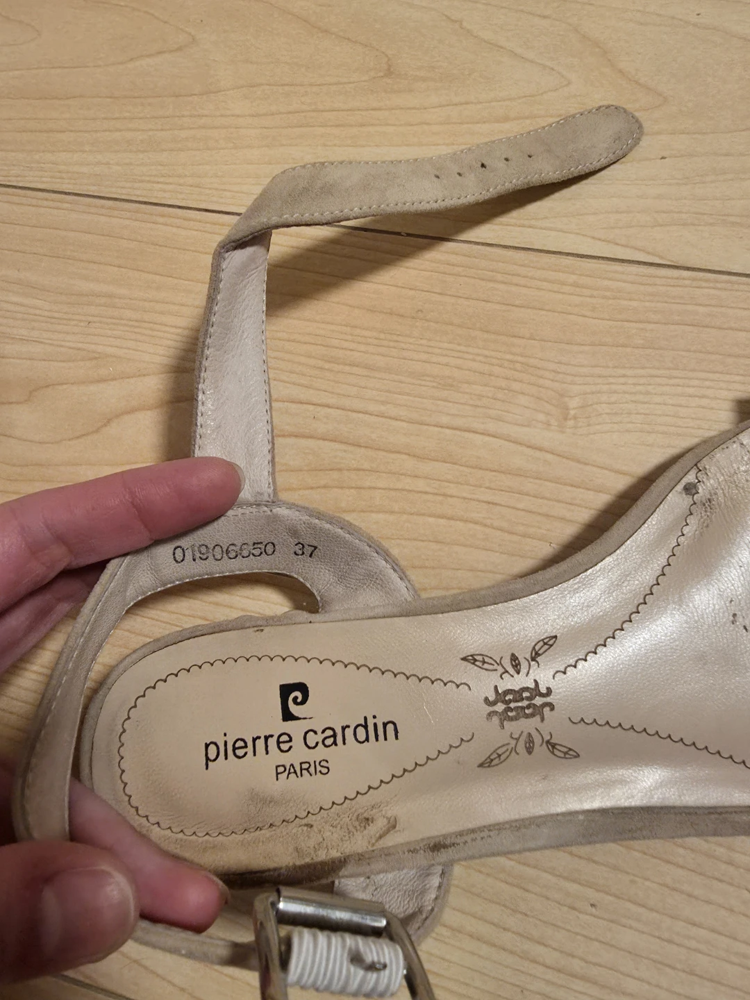 Beige sandals with pearl heels - photo 2