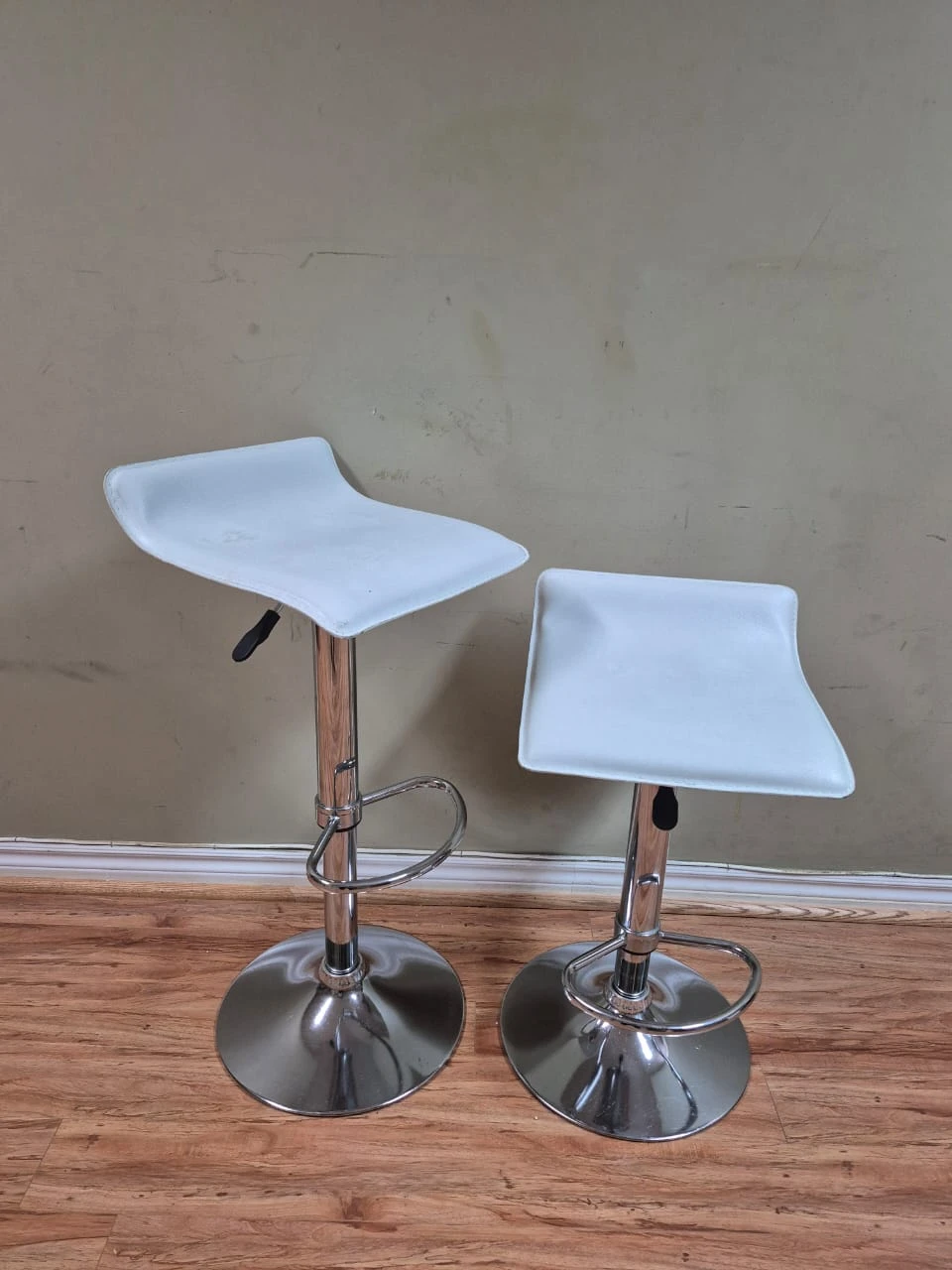 Set of 2 White Adjustable Bar Stools