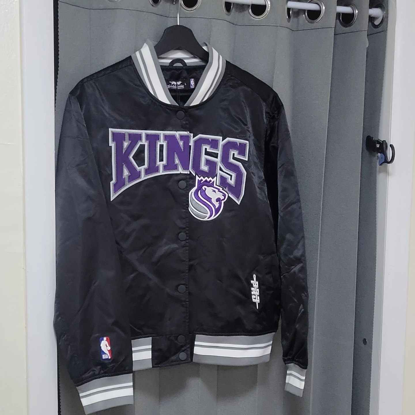 NBA Sacramento Kings Satin Bomber Jacket - photo 3