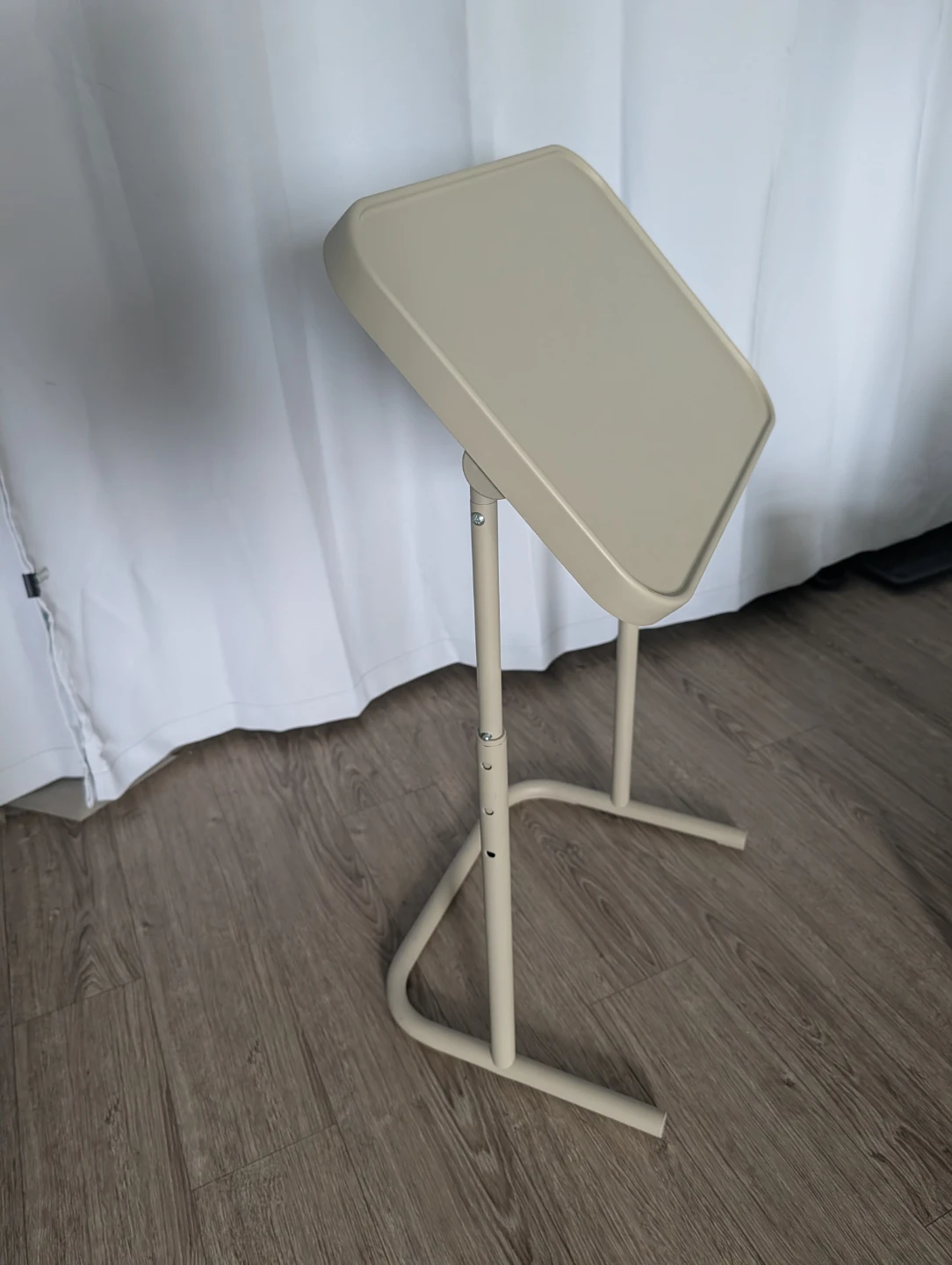 Laptop stand, adjustable height and tilt