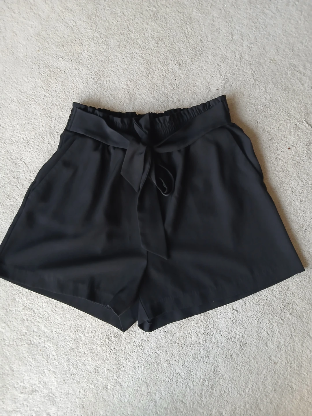 DYNAMITE black shorts with belt, size large (L)