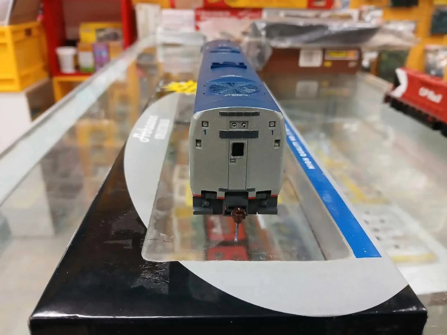 Athearn HO Scale Amtrak Locomotive - photo 5