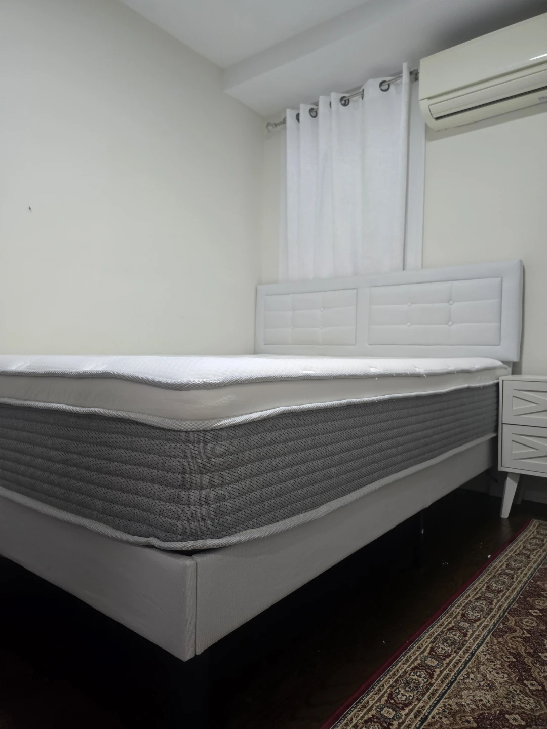 Queen bed with mattress - photo 4
