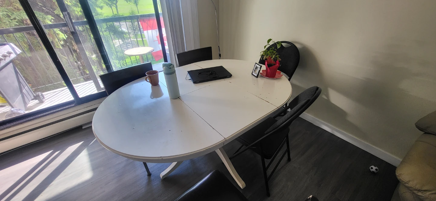 Extendable Oval Dining Table