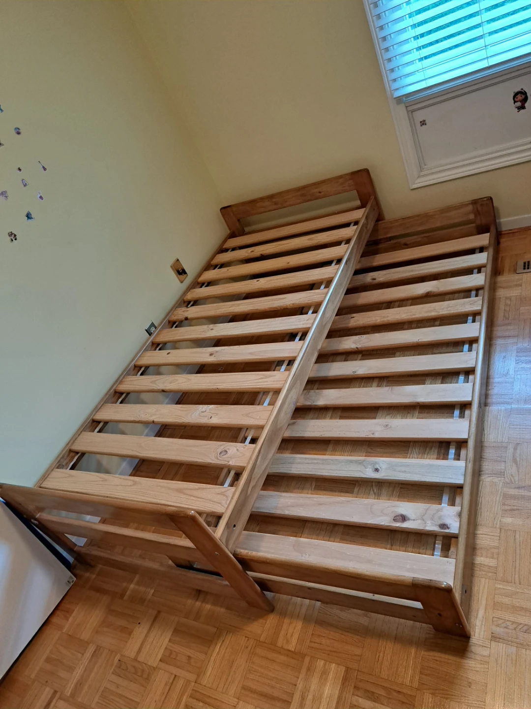 Solid Eucaliptus Wood Frame Trundle Bed