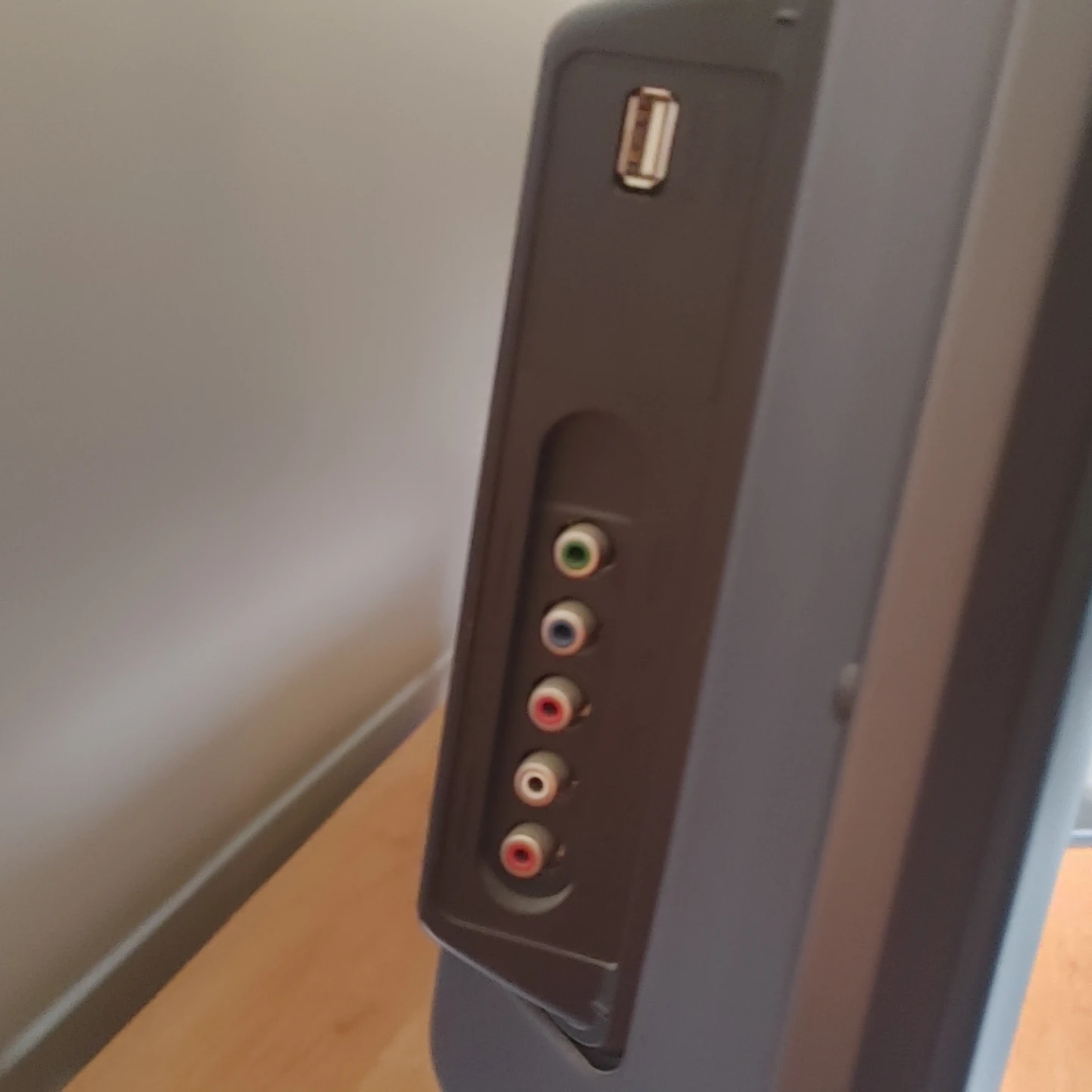 Hitachi Ultravision 55in Television with Remote and Power Cable - photo 3