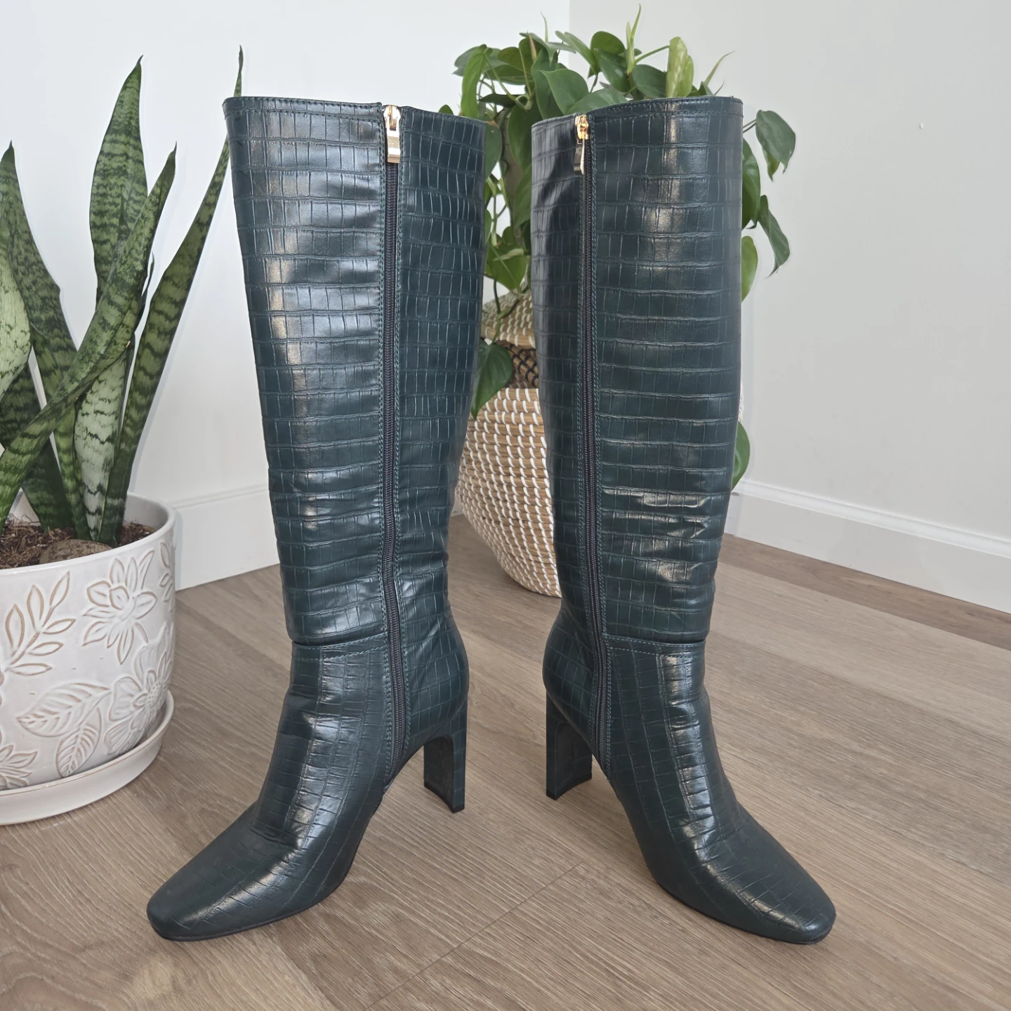 Women's Knee-High Boots Green Croc Embossed Size 8 - photo 3