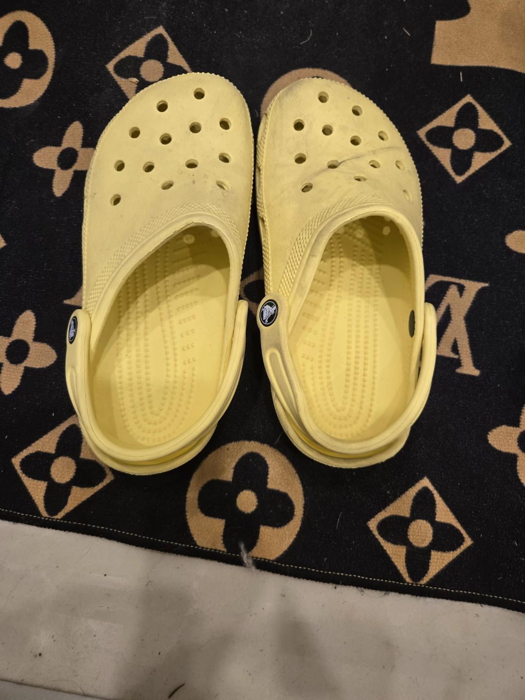 Yellow Crocs Size 4/6 - photo 2