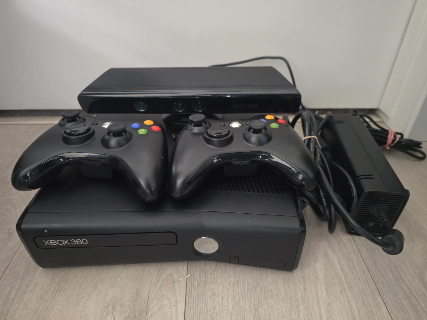 Microsoft: Xbox 360 Slim Kinect Bundle