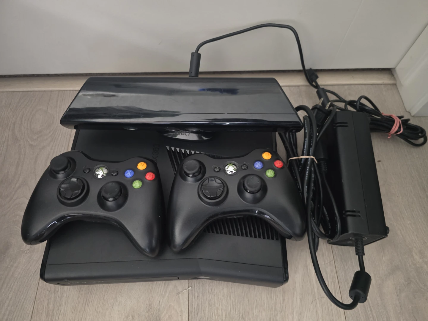 Microsoft: Xbox 360 Slim Kinect Bundle - photo 2