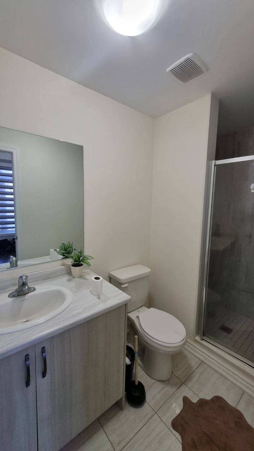 Private room with attached bathroom - photo 3