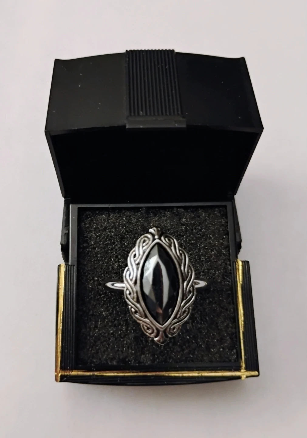 AVON VINTAGE RING (TEXTURED SILVER TONE BLACK JET)