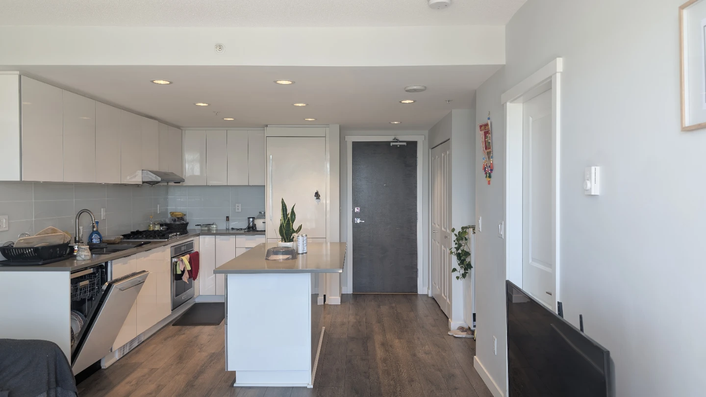 Private room with private washroom available for rent - photo 4