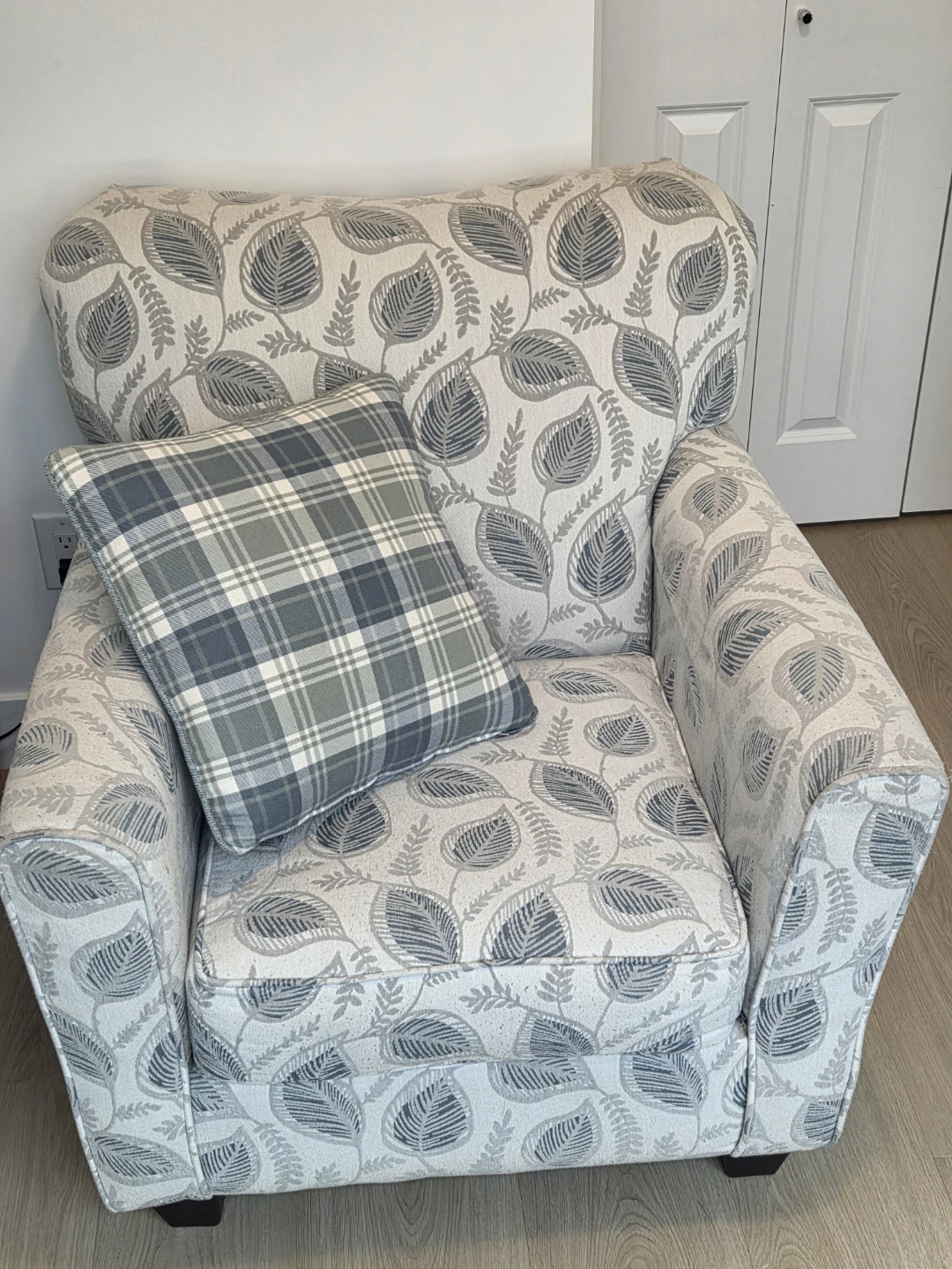 Accent Armchair with Leaf Pattern