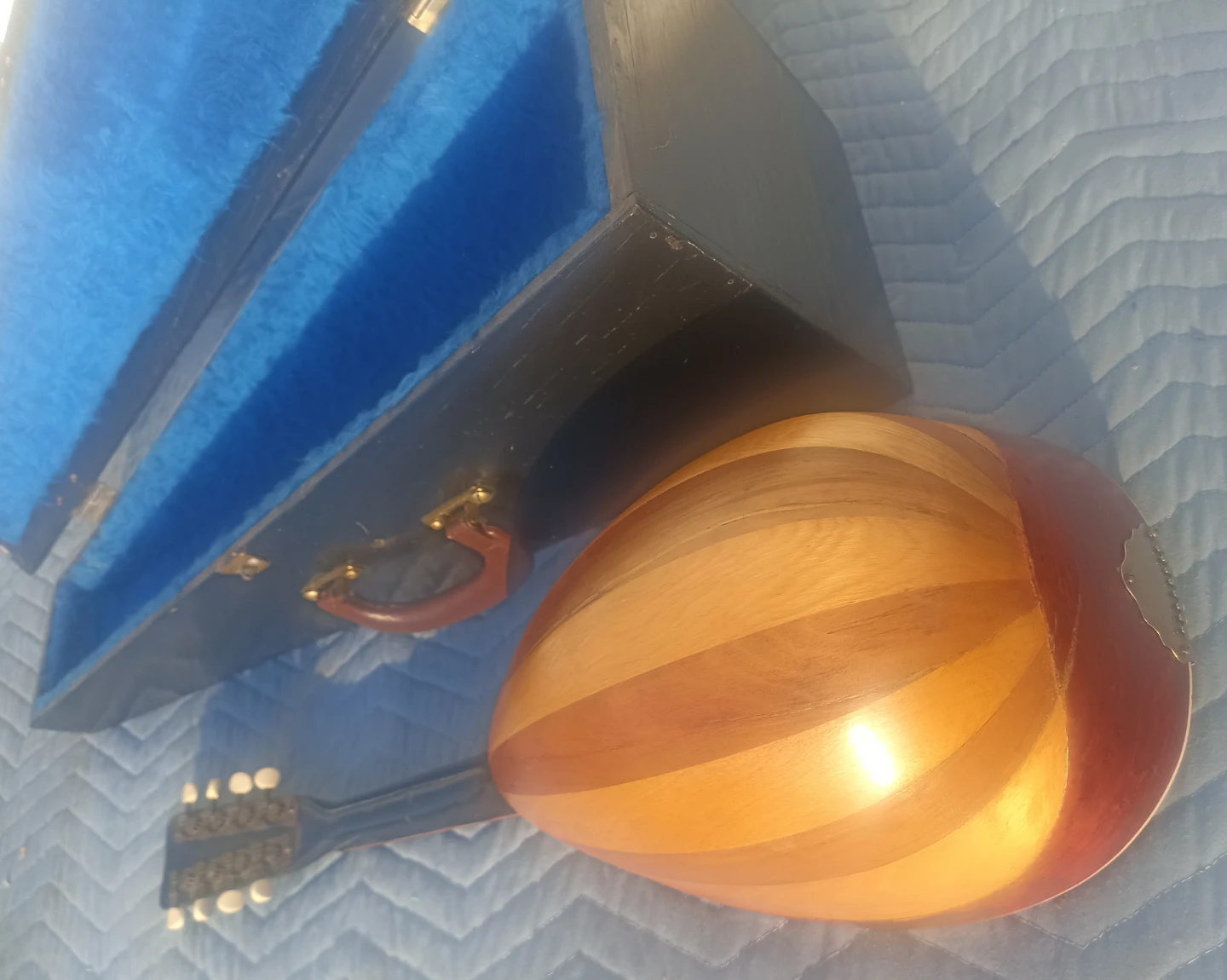Vintage Bowl type.Mandolin with Original Case - photo 2