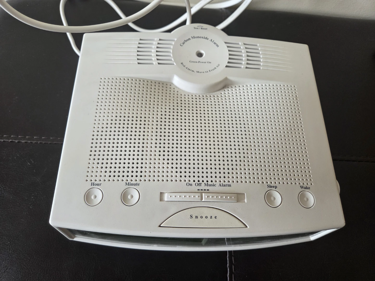 GE Carbon Monoxide Alarm Clock Radio AM/FM - photo 2
