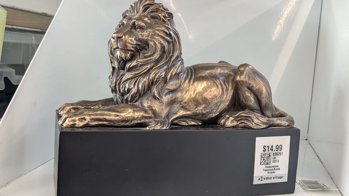 Lions statues