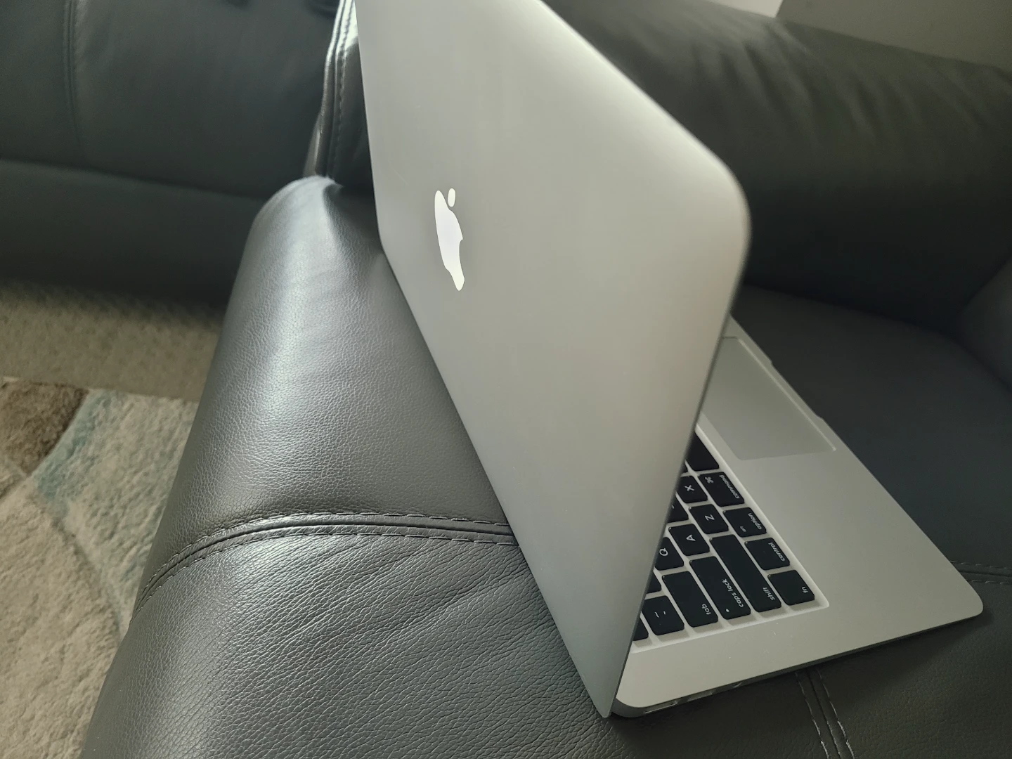 Apple MacBook Air 13-inch (Early 2015) - photo 3
